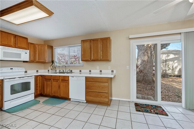 Building Photo - 4001 E Sunflower Cir