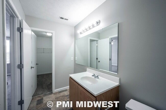 Building Photo - Great 3 Bedroom 2.5 Bathroom Home on the upper east side of Indy!