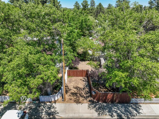 Building Photo - Live on Historic Park Avenue in this 2 Bed 1.5 Bath Single Family Home!