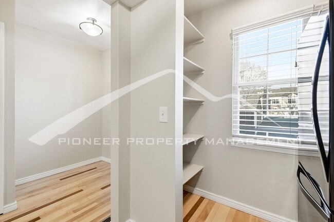 Building Photo - Spacious Townhouse with Central AC and Washer/Dryer