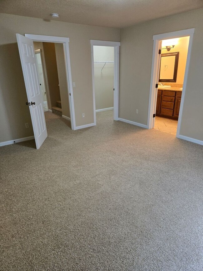 Building Photo - Excellent Condition & plenty of storage! Three levels + Attic Storage