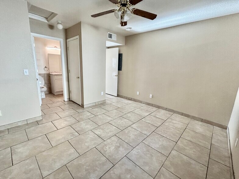 Building Photo - 444 W Ivyglen St