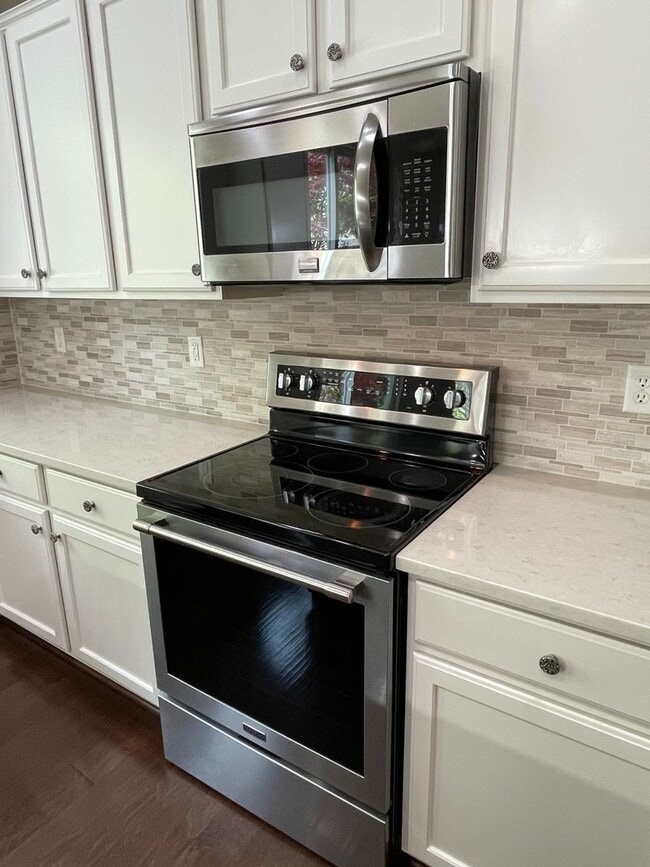 Building Photo - Large Beautiful 4 Bed, 2.5 Bath House!
