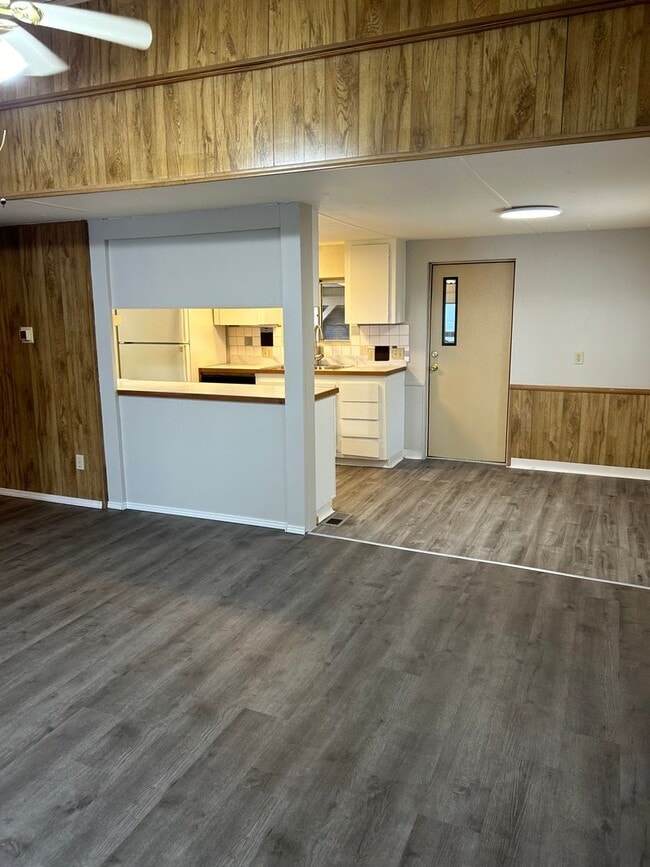 Building Photo - 2 Bedroom 1 Bath Single-level home