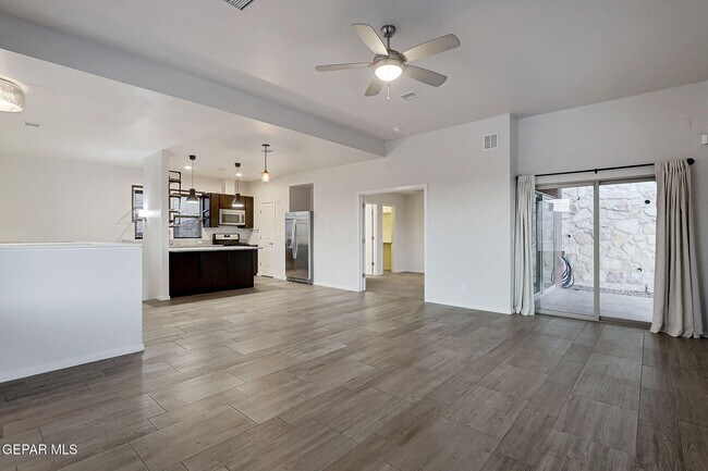 Building Photo - 4016 Camelot Heights Dr