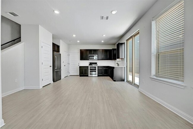 Building Photo - 8004 Lennon Dr