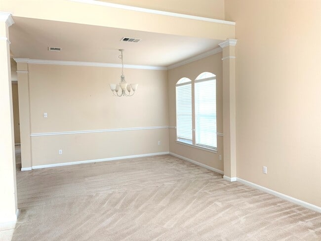 Building Photo - Two story home on large lot in the Ridge a...