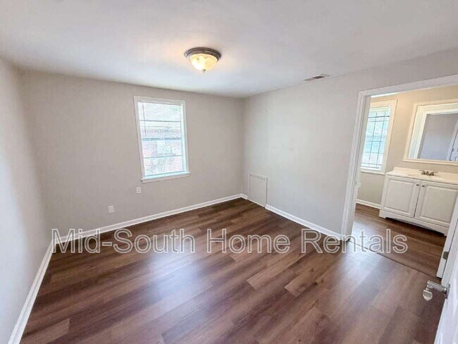 Building Photo - 858 Eyers Rd