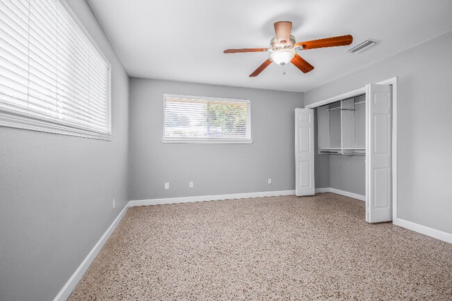 Building Photo - 302 Loruna Dr