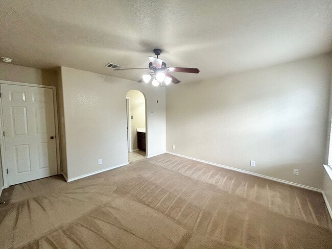 Building Photo - 4 Bedroom / 3.5 Bathroom beautiful house f...