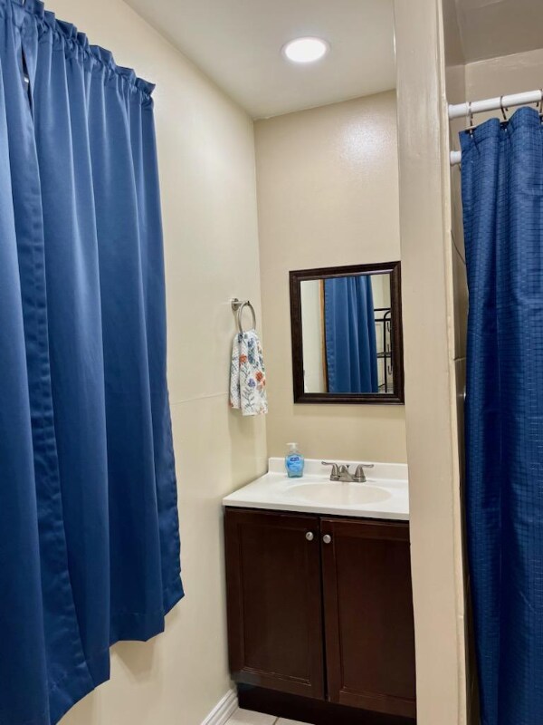 Building Photo - 910 Perry Ln
