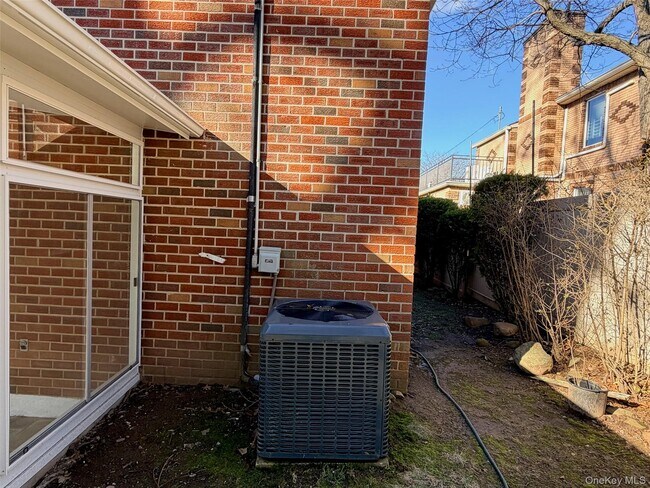 Building Photo - 86-79 Palo Alto St