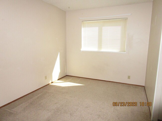 Building Photo - Nice Floorplan, Cute Yards - 4 Bedroom/2 B...