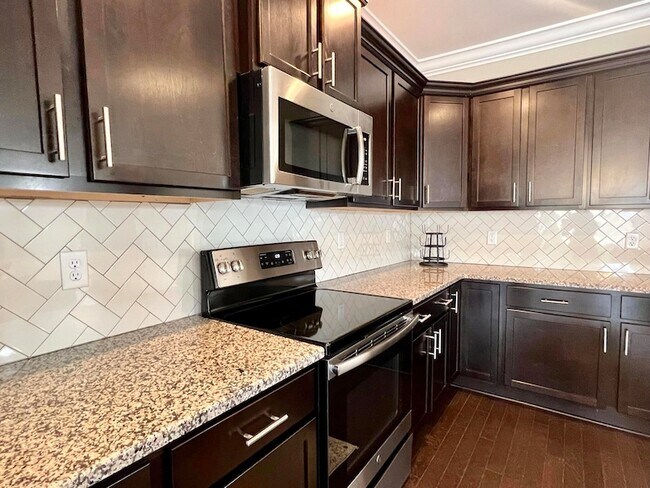 Building Photo - 9015 Seven Lakes Dr