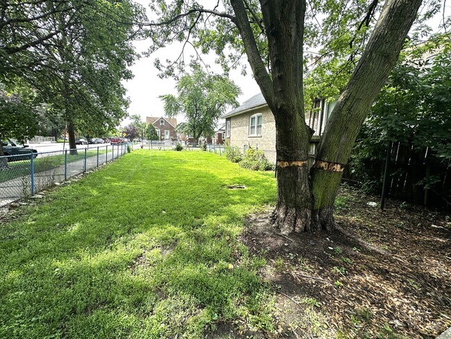Building Photo - 3238 N Leclaire Ave
