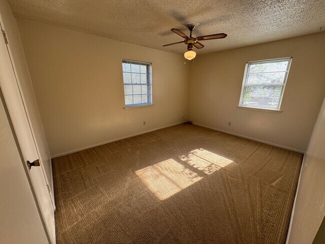 Building Photo - 1104 Cummings Ave