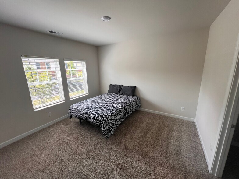 Building Photo - Room in Townhome on Memorial Pkwy