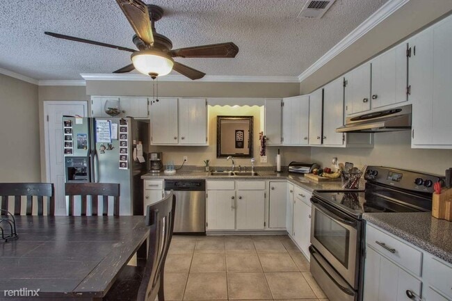 Building Photo - Beautiful 3/2 single family home