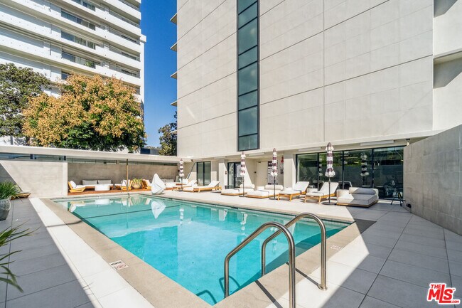 Building Photo - 818 N Doheny Dr