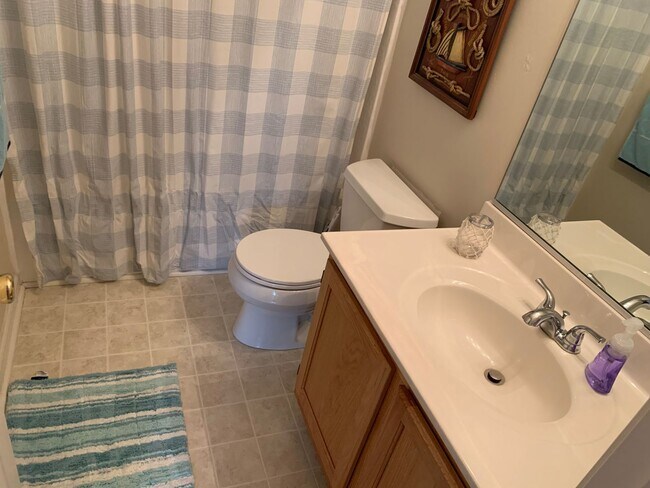 Building Photo - 3 Bedroom 2 Bathroom Single Family Condo