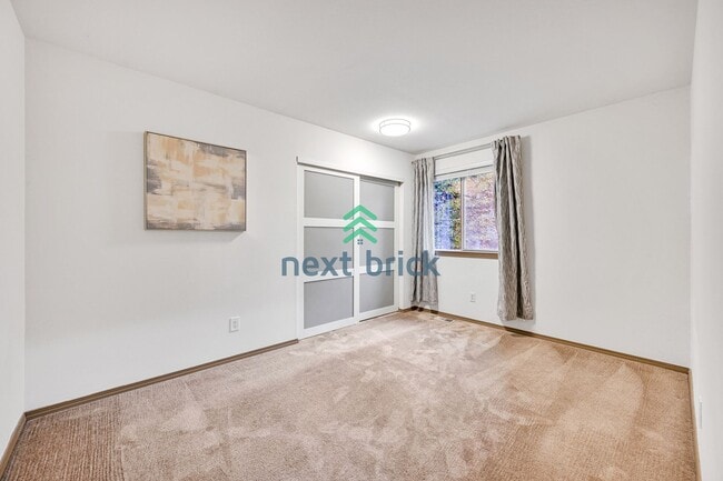 Building Photo - 3 BED & 2.5 BATH FOR RENT