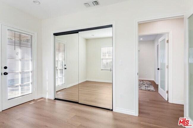 Building Photo - 1419 N Orange Dr