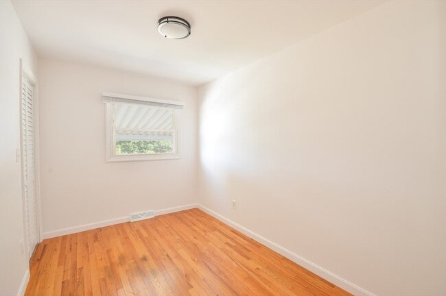 Building Photo - 42 Buttonwood Rd