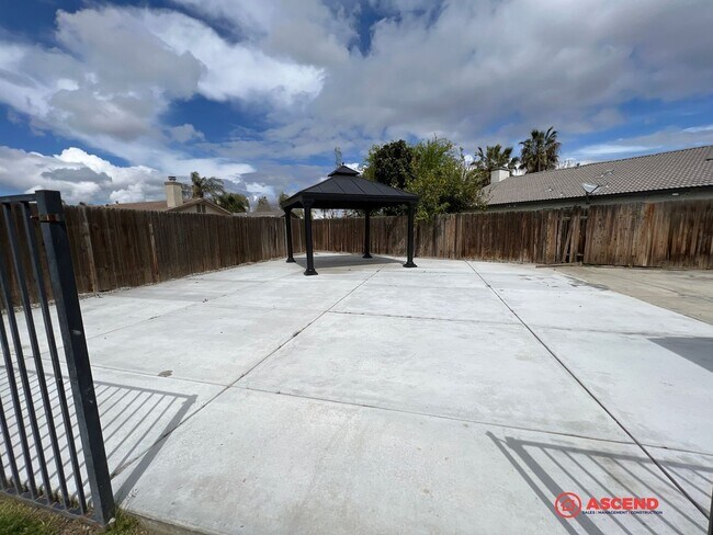 Building Photo - Beautiful 3 Bedroom in NW Bakersfield Centrally Located