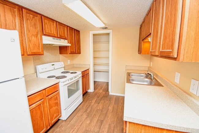 Building Photo - 1308 Jacksonville Dr