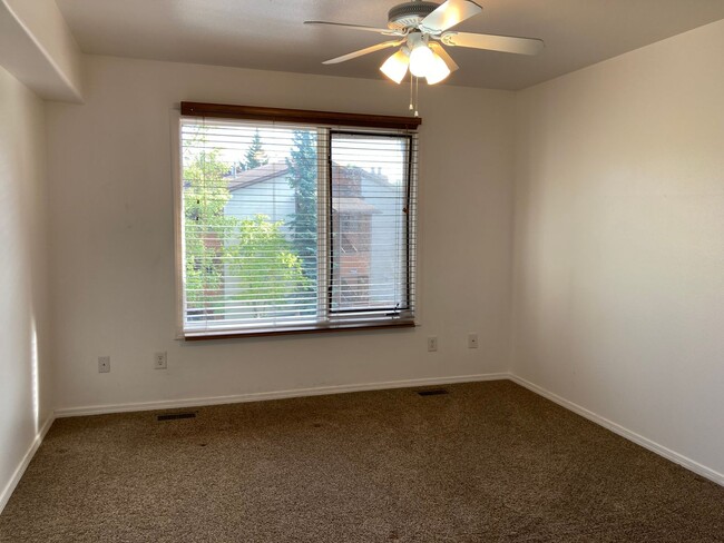 Building Photo - Well Kept 2 Bedroom Foxridge Condo W/Garag...