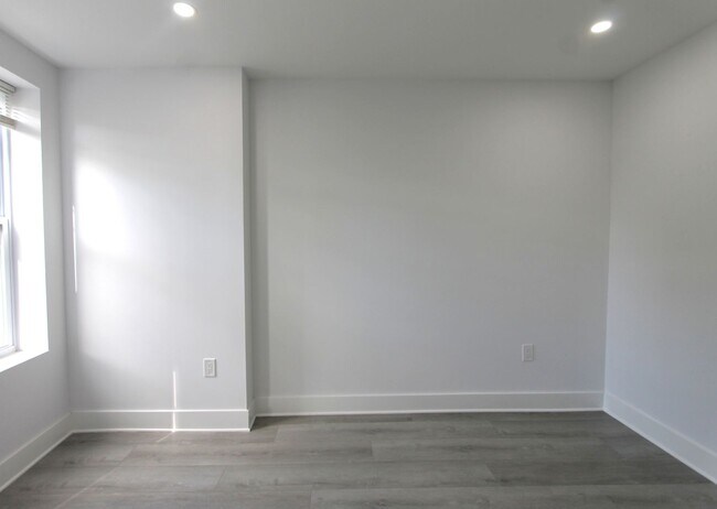 Building Photo - 103 E Coulter St