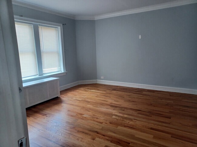 Building Photo - 5735 N Kimball Ave