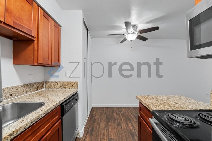 Building Photo - Unit B114