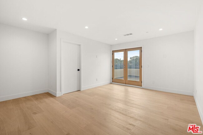 Building Photo - 4824 Saloma Ave
