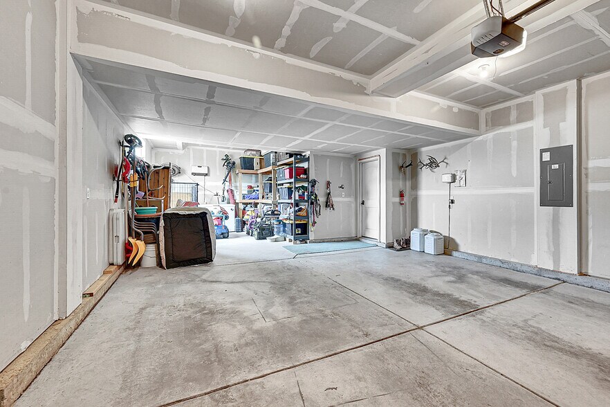 Building Photo - 711 Mt Evans Ave
