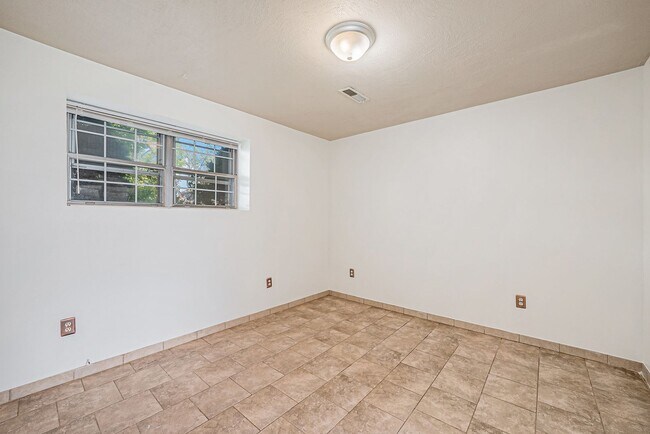 Building Photo - Spacious 3BD 2 Bath Home