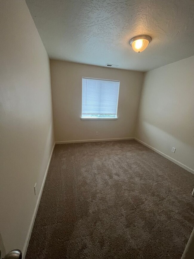 Building Photo - Townhouse style duplex in Lowell