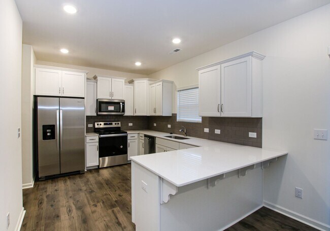 Building Photo - BEAUTIFUL 3BD/2.5BTH Townhome - Belmont - JULY MOVE IN