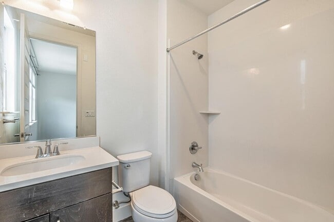 Building Photo - 457 Diller St