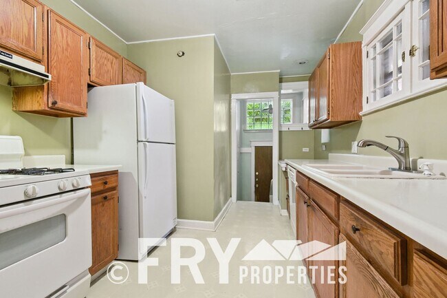 Building Photo - Cozy 1/2 Duplex in Congress Park