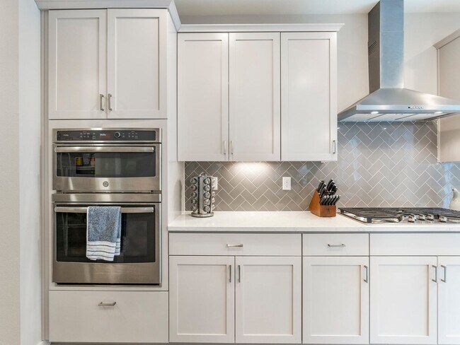 Building Photo - Stunning 4 Bed/2.5 Bath Modern Farmhouse in Scouters Mountain - HV