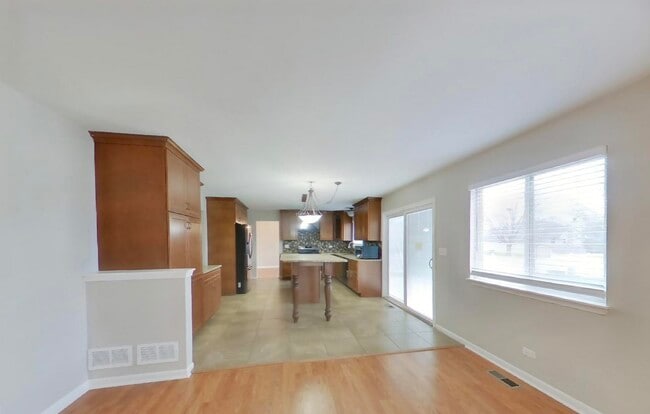 Building Photo - Available And Ready To Move In.