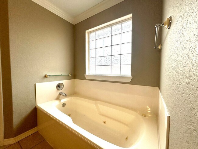 Building Photo - Spacious 3 bed 2 bath Single Family with a Large Fenced Backyard!