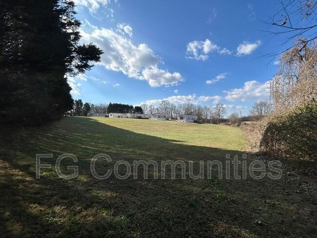 Building Photo - 3220 Sutton Ln