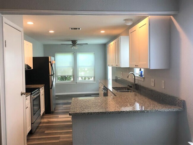 Building Photo - 814 N Riverside Dr