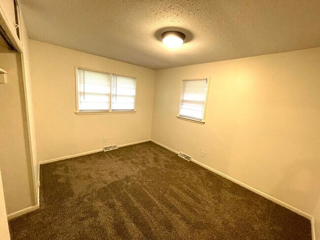 Building Photo - Stadium Street Fully Remodeled 4 bedroom 2 bathroom