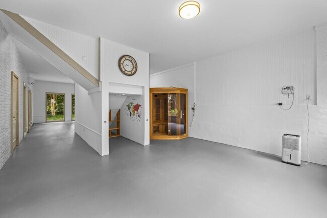 Building Photo - 1742 Helen Dr NE