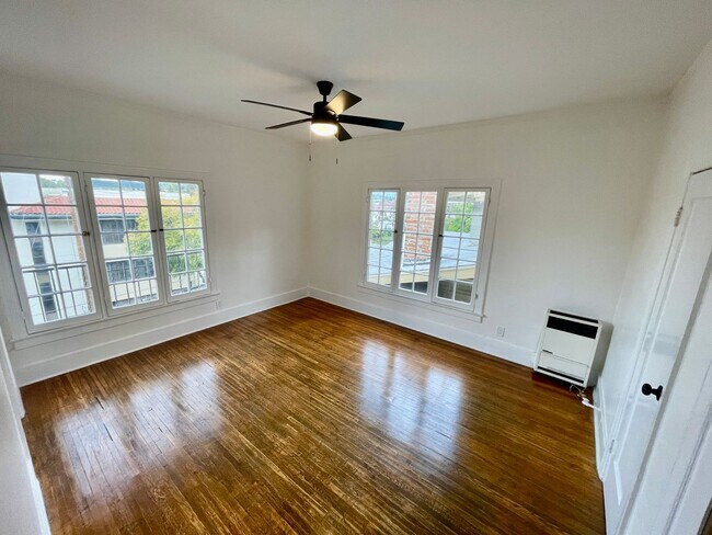 Building Photo - Spacious, studio located Echo Park! Move-i...