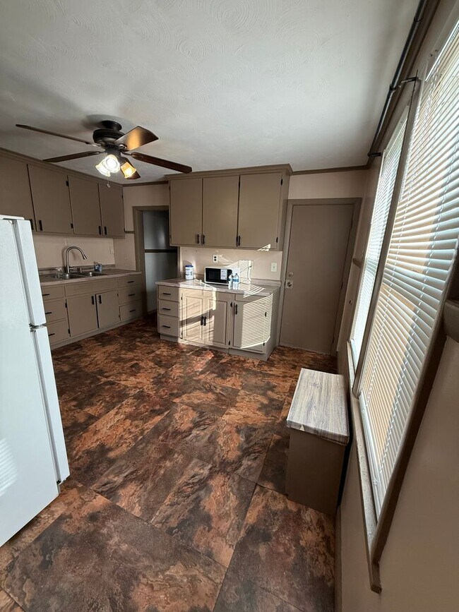 Building Photo - Spacious 3 bedroom 1 bathroom