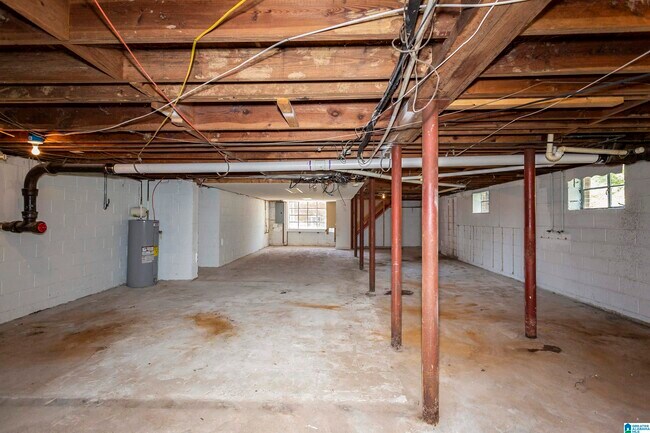 Building Photo - 1332 Lake Ln NE